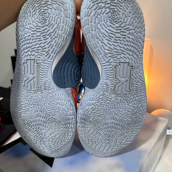 Kyrie 3 Lows Nike Size 10.5 - Picture 6 of 6